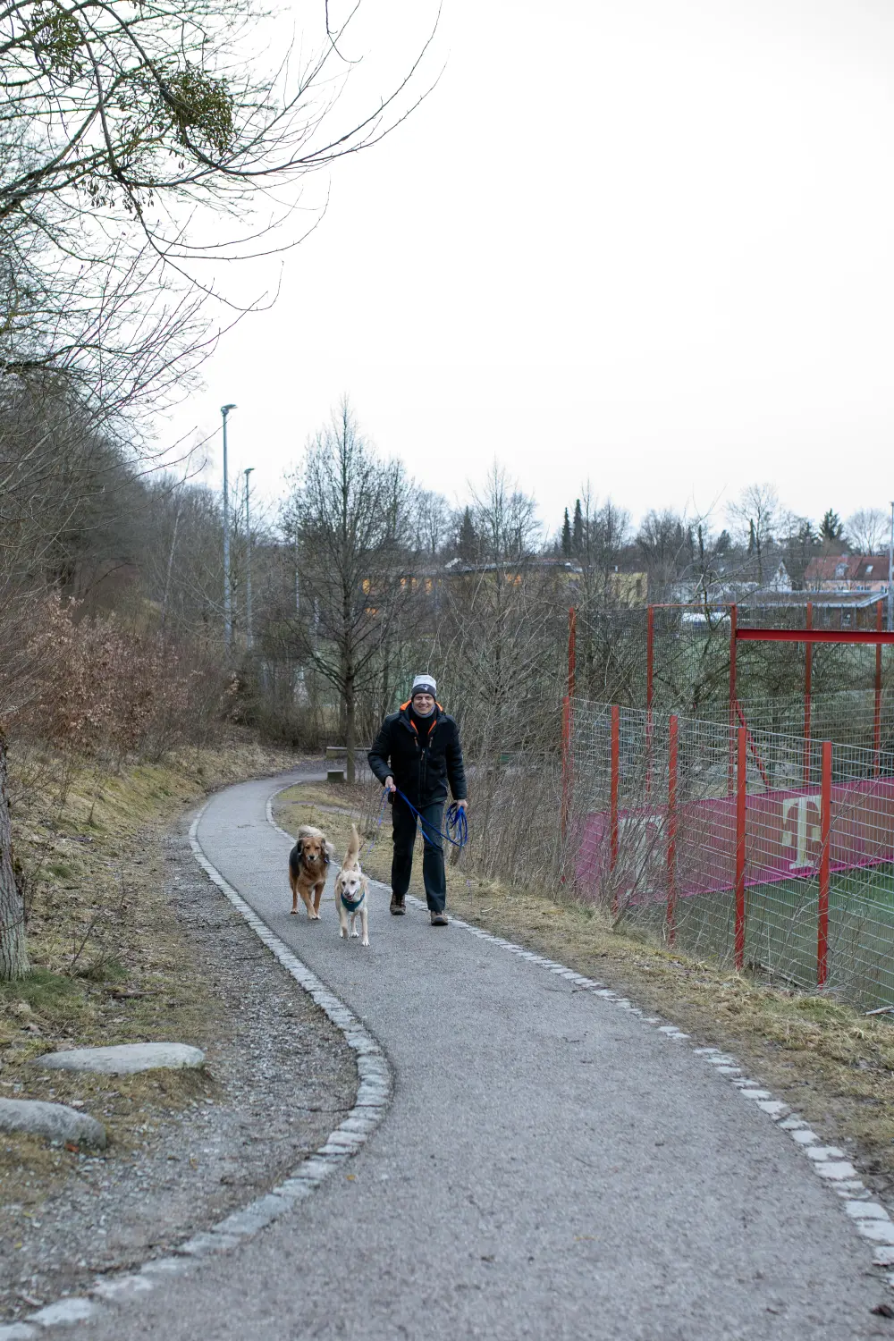 Paulchens_Hundeschule / Hunde-und Tierfotografie - Hundetraining und Fotografie - Ralf Willing geht mit den Hunden spazieren