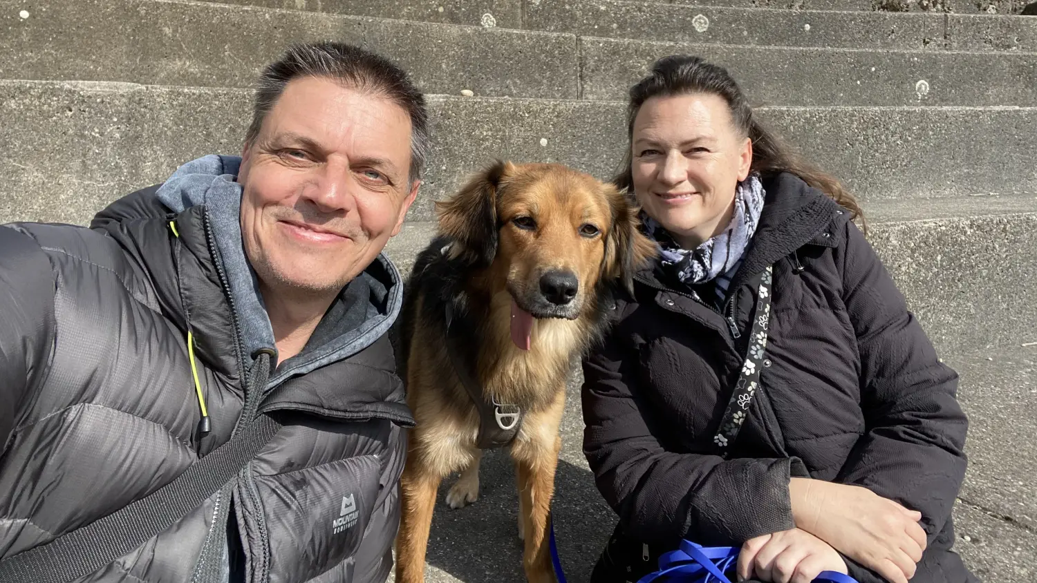 Paulchens-Hundeschule / Hunde-und Tierfotografie - Hundetraining und Fotografie - Ein Mann und eine Frau posieren mit einem großen Hund.